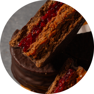 Alfajor Tres Capas con frutos rojos
