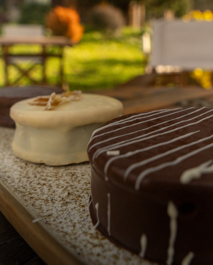 Alfajores artesanales sobre una mesa